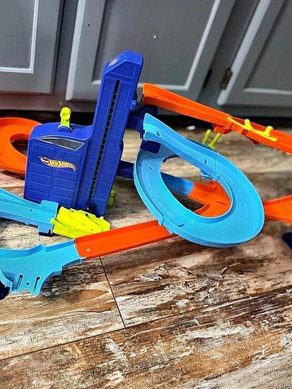 Hot Wheels City Wolf Mountain Twist & Race Garage